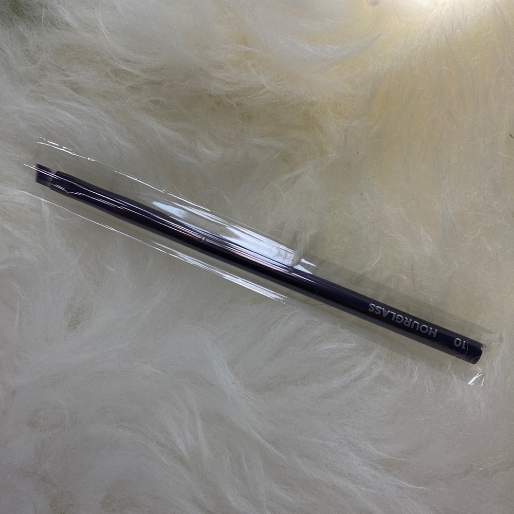 Hourglass - No 10 angled liner brush